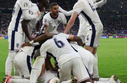 开云在线直播-关于英格兰队在欧预赛赛场上获得胜利球迷欢呼的信息