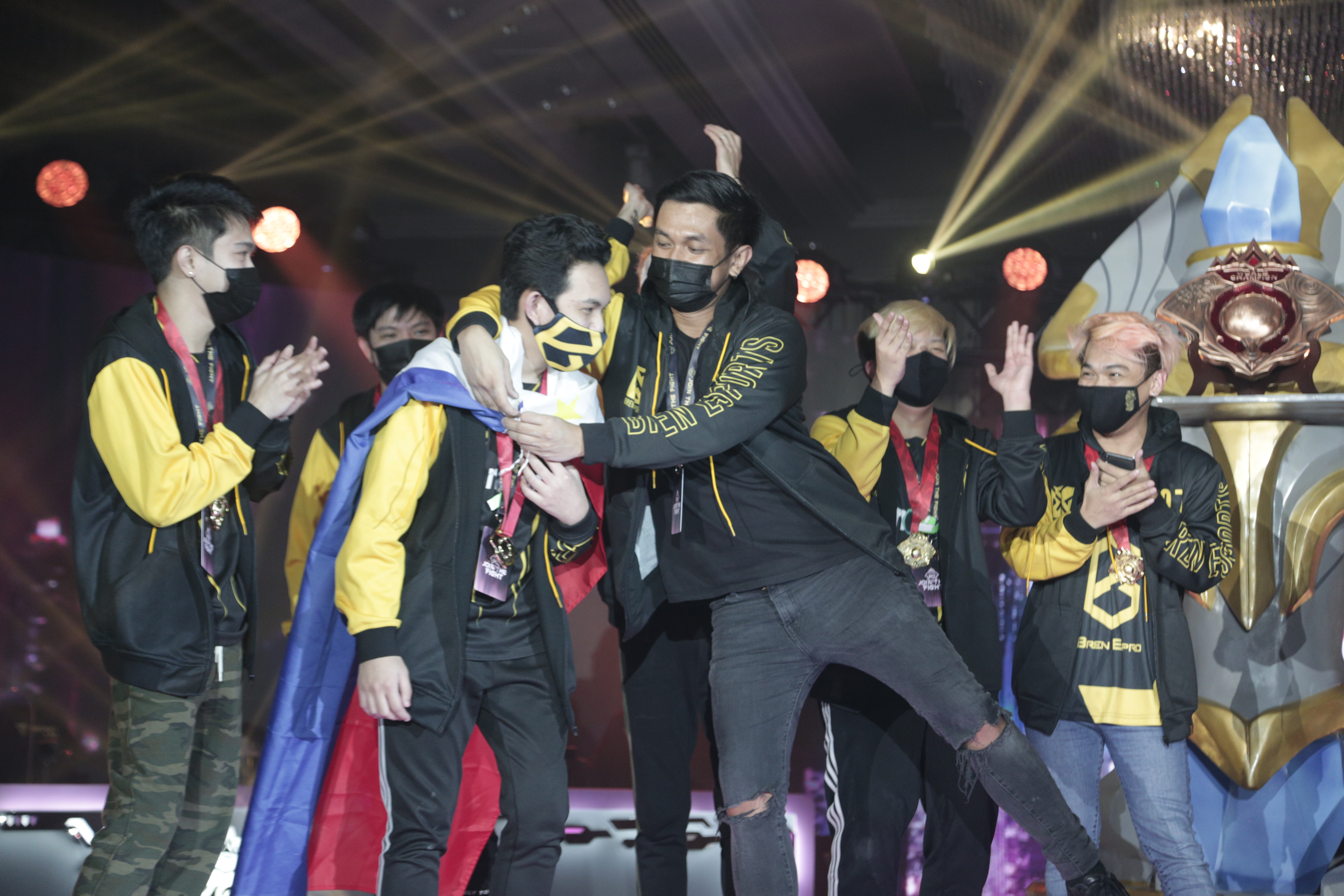 包含比赛擂台激战持续，球员们拼尽全力求胜的词条