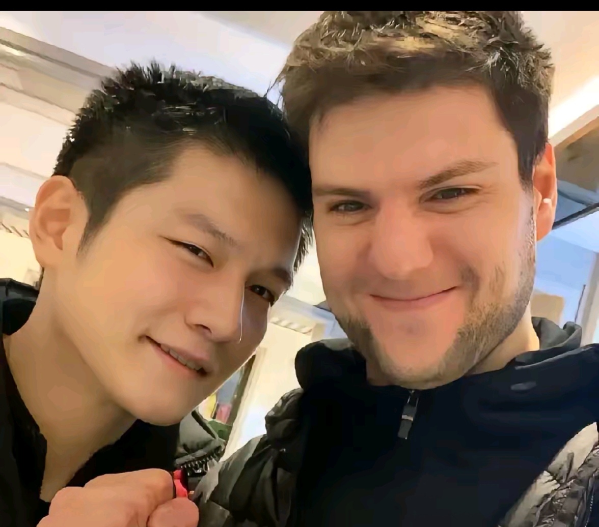 包含法国乒乓球队险胜中国乒乓球队，奥恰洛夫统治全场的词条