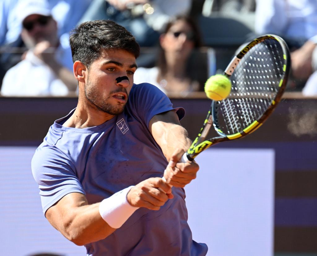 意大利网球队险胜英国网球队，阿尔卡拉斯高光表现