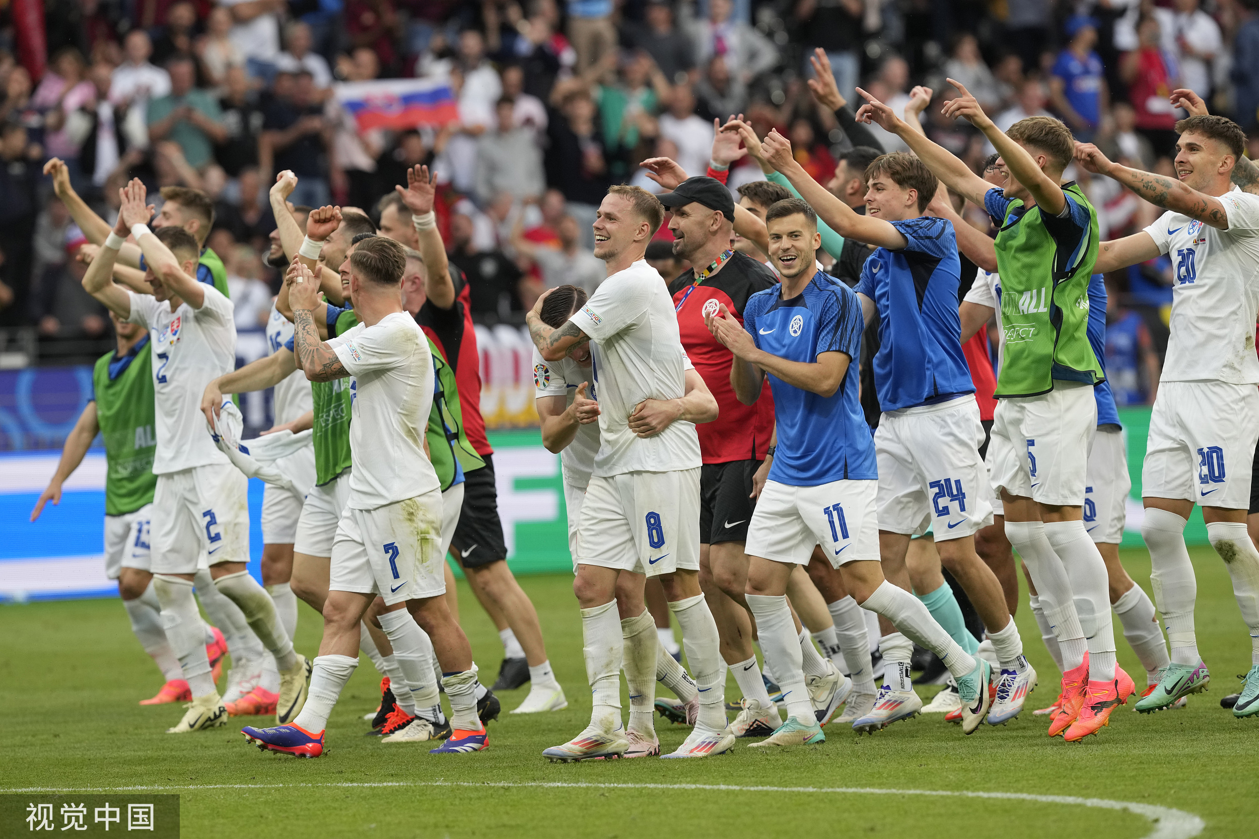 包含卢森堡对决卢森堡，争夺欧洲杯决赛名额的词条