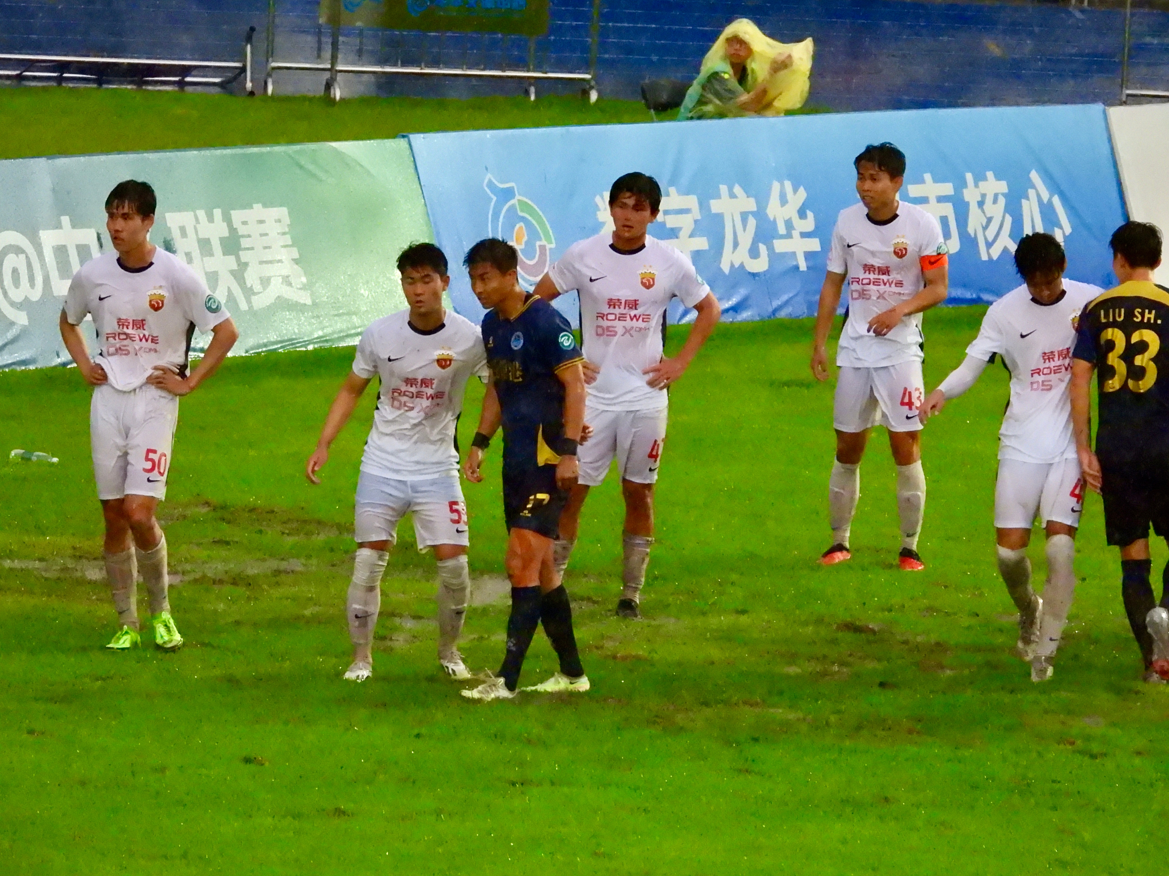 包含深圳队在比赛中取得胜利，实力压倒对手的词条