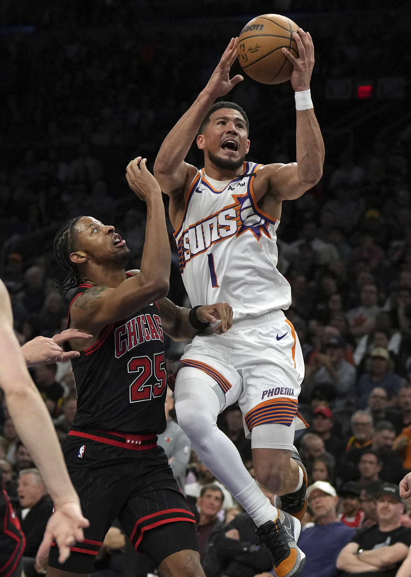 太阳力克公牛，米切尔点燃赛场